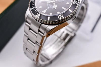 Rolex Seadweller Stainless Steel Watch 16600 | 1995 Box & Papers