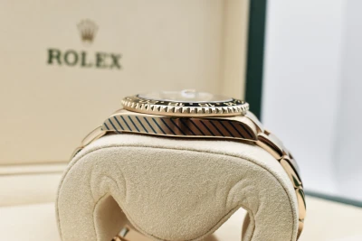Rolex GMT Master ll 18ct Yellow Gold Green Dial 40mm Watch 116718LN